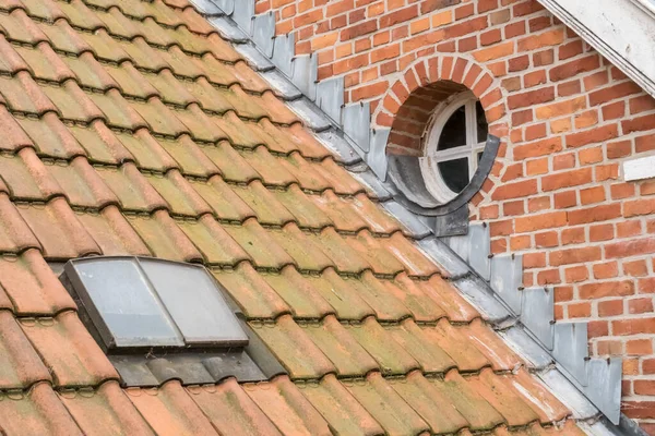 Eski Bir Binanın Çatısının Yanında Duvarda Yuvarlak Bir Pencere Var — Stok fotoğraf