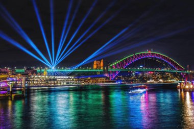 Canlı aydınlatma projeksiyon cityscape parlayan ve şehir nehirde, Sydney yansıtan parlak ışıklar içinde yukarıda