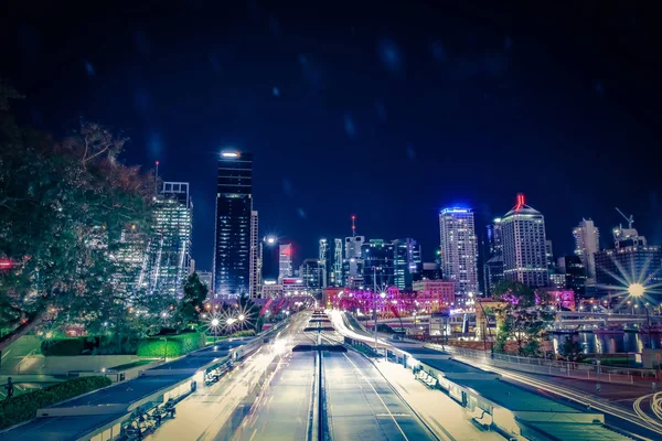 Trafikte Yol Ile Gece Zamanında Şehrin Parlak Aydınlatma Işıkları Altında — Stok fotoğraf