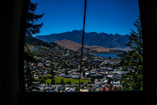 Schot Van Binnenkant Van Cabine Van Kabelbaan Kleine Stad Aan — Stockfoto