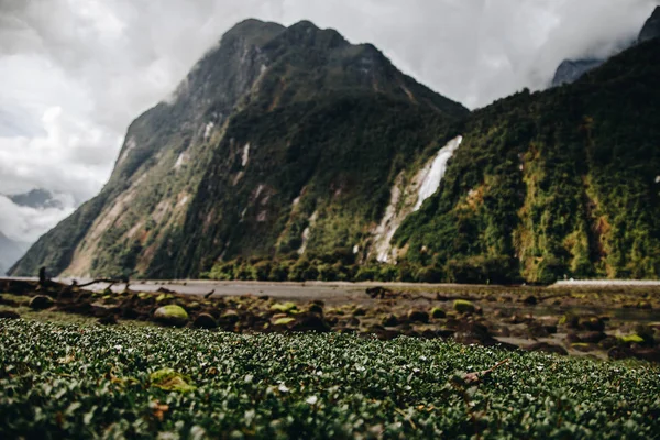 Úchvatný Výhled Nádherné Hory Krásný Vodopád Zamračený Den Jižním Ostrově — Stock fotografie