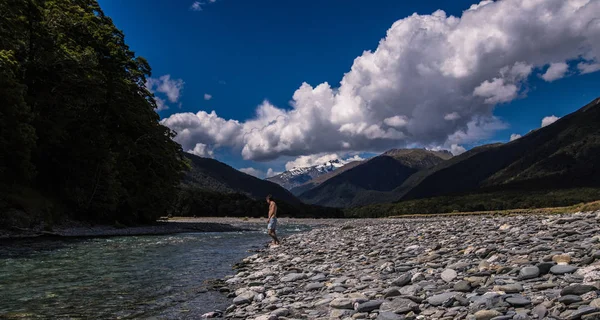 Vue Latérale Gars Méconnaissable Debout Sur Rivage Pierreux Près Une — Photo