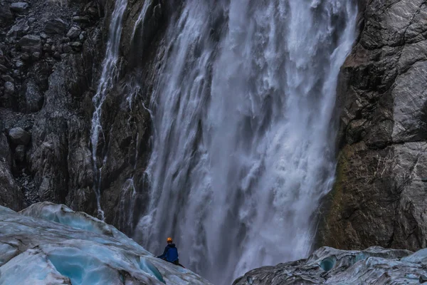 Turist Görünümünü Güçlü Şelale Kayada Yukarıdaki Yeni Zelanda Ile Buzlu — Stok fotoğraf