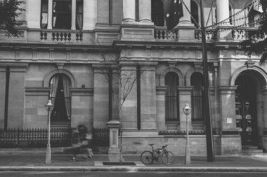 Siyah beyaz eski bina cephe mimarisi Brisbane sütunlarla, vurdu