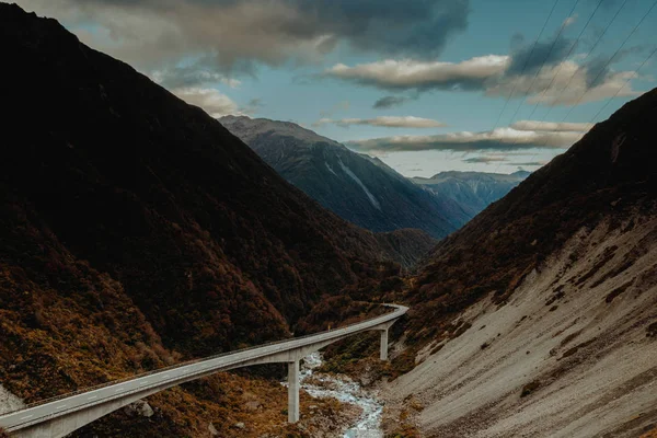 장엄한 뉴질랜드와 계곡에 흐르는 다리에도의 — 스톡 사진
