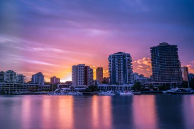 Görünümü Brisbane, Avustralya güzel gündoğumu sırasında modern yüksek katlı binalar ve şaşırtıcı sakin Nehri