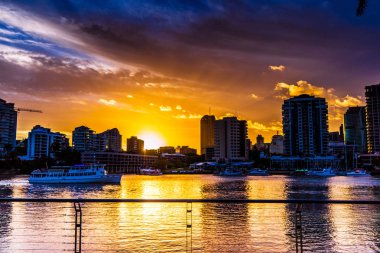 Gemi ve Brisbane, Avustralya günbatımı sırasında yüksek binalar ile Nehri'nin muhteşem görünümü