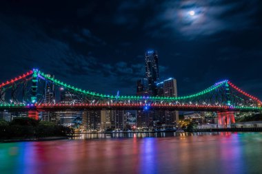 Parlak Köprüsü ve ışıklı Kulesi binaları Nehri yakınında muhteşem manzarasını güzel bulutlu gece Brisbane, Avustralya