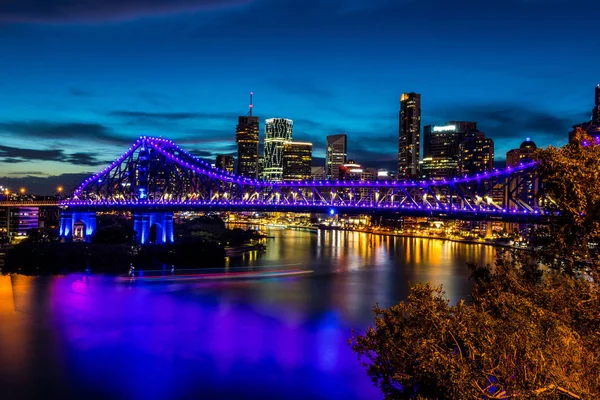 Vista Costa Brisbane Com Ponte Roxa Iluminada Cidade Moderna Com Fotos De Bancos De Imagens