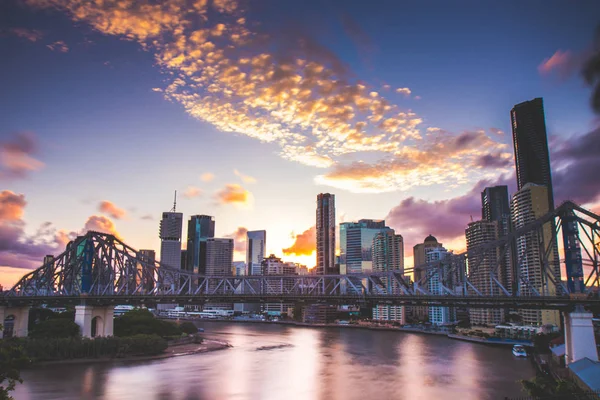 Ponte Rodoviária Passando Acima Rio Arranha Céus Atrás Noite Brisbane Fotos De Bancos De Imagens