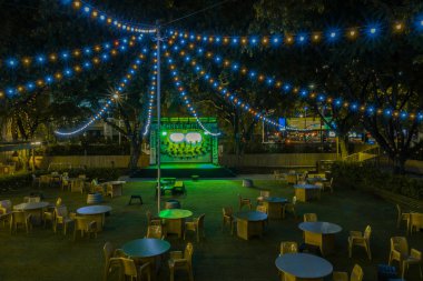 Sayıda tablo sokak kafe ve gece Brisbane, Avustralya avenue aydınlatıcı tüller