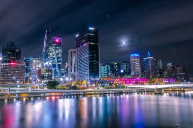 Brisbane, Avustralya akşam şehrin manzarası üzerinde kıyıya yakın yerde su genişlik aydınlatılmış