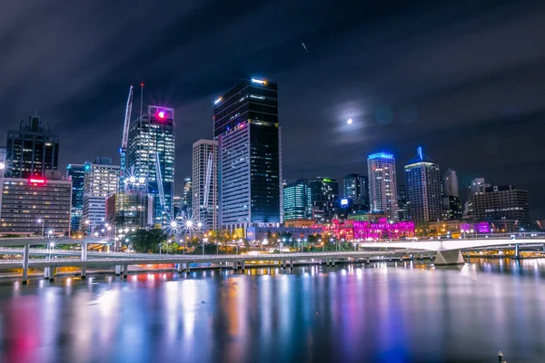 Brisbane Avustralya Akşam Şehrin Manzarası Üzerinde Kıyıya Yakın Yerde Genişlik — Stok fotoğraf