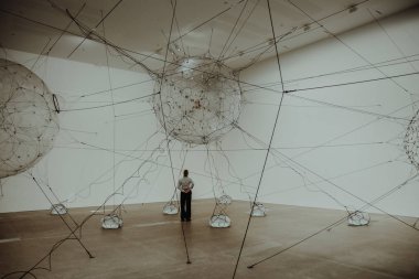 Güvenlik Müzesi odada ve Brisbane, Avustralya sanatının modern garip nesnenin bakarak Muhafızları'nın arkadan görünüm