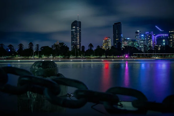 Zincir Işıklandırılmış Gökdelenler Kenarı Gece Brisbane Avustralya — Stok fotoğraf