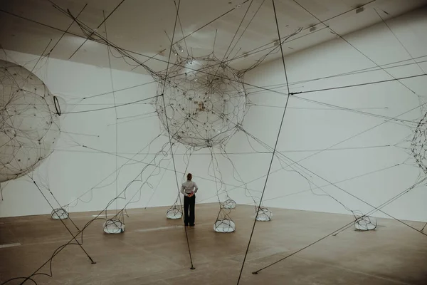 Güvenlik Müzesi odada ve Brisbane, Avustralya sanatının modern garip nesnenin bakarak Muhafızları'nın arkadan görünüm