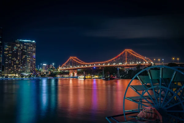 Vista Pitoresca Ponte Cidade Luzes Vermelhas Acima Rio Brilhando Com — Fotografia de Stock