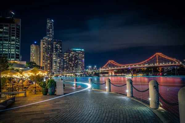 夜の時間 ブリスベンで長時間露光の明るいライトと舗装された海辺の斜視 — ストック写真