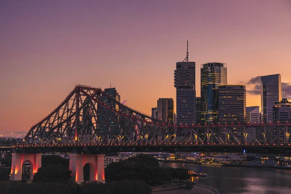 Picturesque View Highlighted Bridge Green Foliage Modern City Brisbane Skyscrapers — Stock Photo, Image