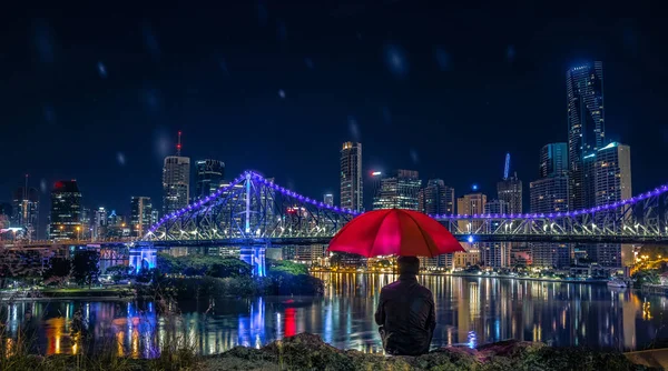 Homem Irreconhecível Sentado Com Guarda Chuva Vermelho Colina Com Vista Fotos De Bancos De Imagens