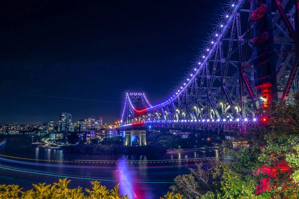 Nowoczesna Konstrukcja Mostu Przez Rzekę Jasne Świecące Światła Nocy Brisbane — Zdjęcie stockowe