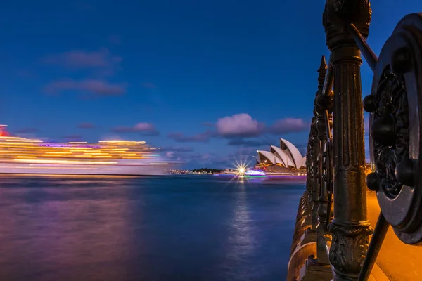 Blick Auf Leuchtende Strandpromenade Von Sydney Mit Opernhaus Und Verschwommenem — Stockfoto