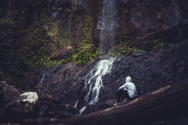 Kaya şelale, Gold Coast Yeşil uçurum altında oturan anonim casual adam