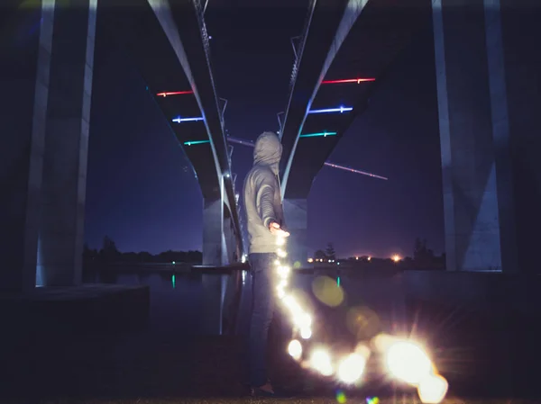 Homem Anônimo Segurando Guirlanda Ardente Sob Ponte Cidade Moderna Tempo — Fotografia de Stock