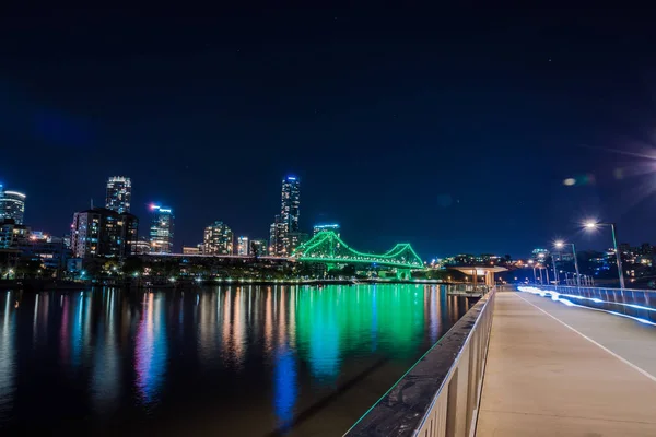 Şehir Işıkları Ile Gece Zaman Boş Promenade Brisbane Içinde Parlayan — Stok fotoğraf