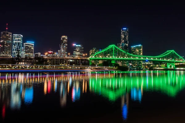 夜间在河中反射的桥梁和摩天大楼明亮的发光灯观 — 图库照片