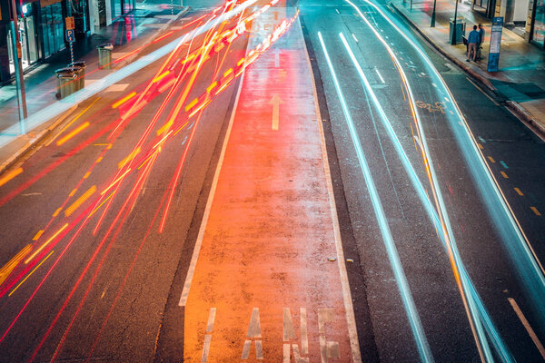 Вид сверху на синие и красные светофоры на городской дороге, Брисбен
