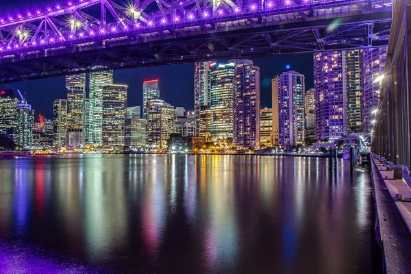 Luzes Brilhantes Brilhantes Arranha Céus Cidade Modernos Que Refletem Água Fotos De Bancos De Imagens