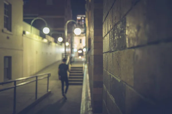 Perspectiva Homem Anônimo Andando Rua Vazia Com Lâmpada Brilhando Noite Imagens De Bancos De Imagens Sem Royalties