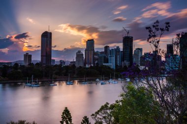 Bulutlu akşam gökyüzü, Brisbane altında Nehri'nin kıyısında modern highrise binaların görünümü