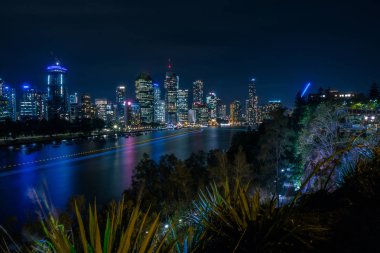 Seafront, Brisbane nehirde yukarıda gece karanlıkta parlayan gökdelenlerin parlak ışıklar görünümünü
