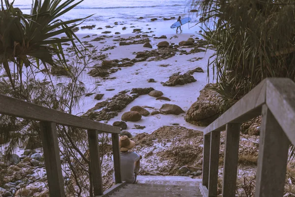 Étapes Bois Menant Plage Sable Avec Des Rochers Parmi Les — Photo