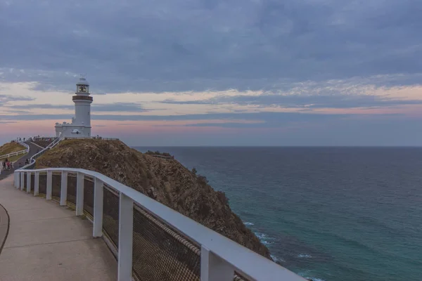 Vista Farol Branco Penhasco Com Passarela Acima Das Ondas Oceano Fotos De Bancos De Imagens