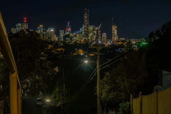 Lâmpadas Brilhantes Iluminando Rua Escura Noite Fundo Cidade Moderna Brisbane — Fotografia de Stock