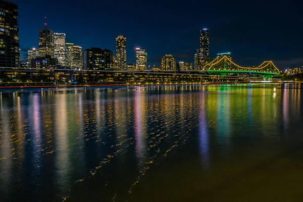 Sakin Nehir Parlak Işıklı Şehir Brisbane Gece Avustralya Akan — Stok fotoğraf