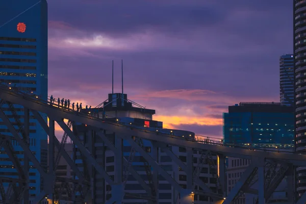 Захоплюючий Вид Групи Анонімні Людей Стоячи Сучасних Міст Фоні Висотних — стокове фото
