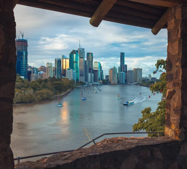 Shot Old Building Stone Window Frame City River Modern Skyscrapers — Stock Photo, Image