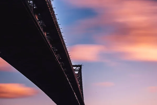 Von Unten Aufnahme Der Brückenkonstruktion Unter Buntem Sonnenuntergangshimmel Langzeitbelichtung Bilsenkraut — Stockfoto