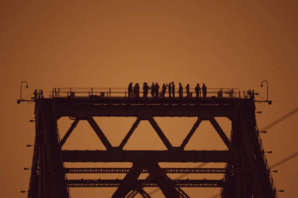 Vista Grupo Pessoas Topo Construção Pontes Metálicas Névoa Escura Noite — Fotografia de Stock