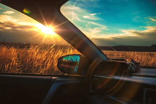 Tiro Tirado Dentro Carro Campo Dourado Luz Solar Brilhante Céu Fotos De Bancos De Imagens