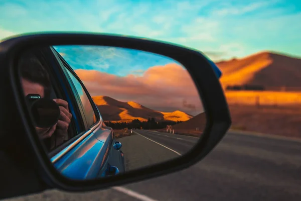 Vista Colinas Douradas Reflexo Espelho Lateral Carro Enquanto Dirige Estrada Imagens De Bancos De Imagens