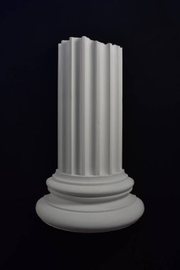 Bir taban üzerinde siyah bir arka plan ile sıva beyaz sütun