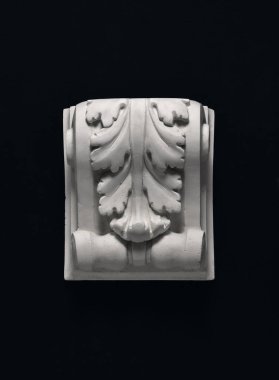 siyah bir zemin üzerine beyaz mimari parantez