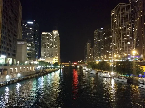 Gece Chicago kenti liman bölgesinde 