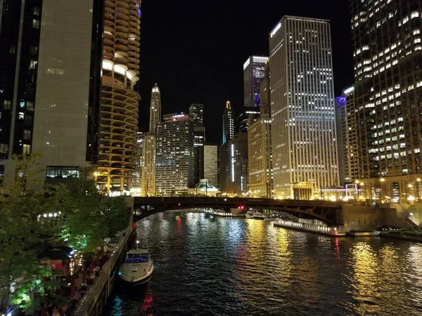 Gece Chicago kenti liman bölgesinde 