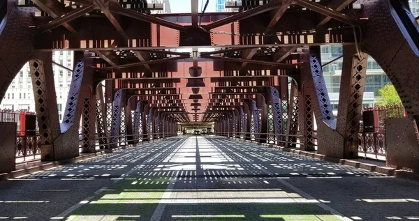 Chicago şehir köprünün altından